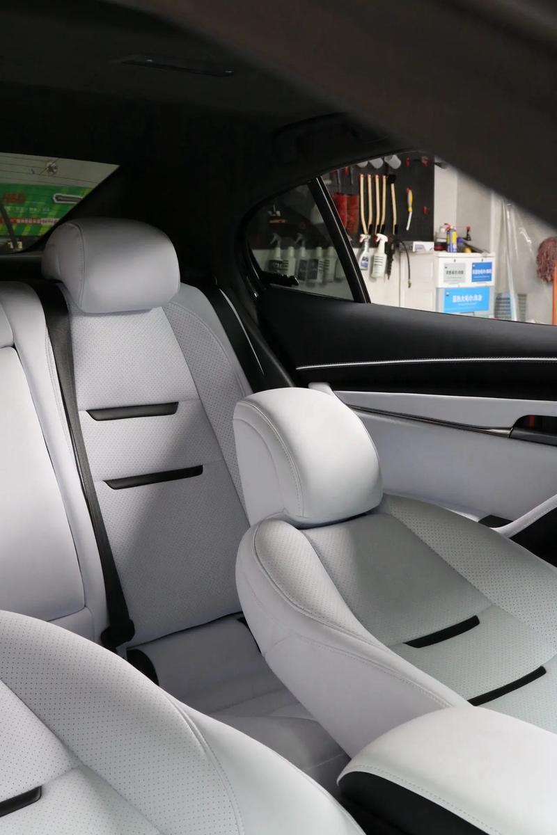 黑白交織 橡膠內飾的沉穩與優雅